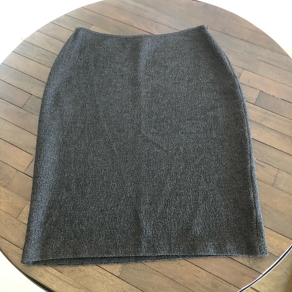 St John Knit Pencil Skirt. Black. Size 4 - Picture 2 of 3